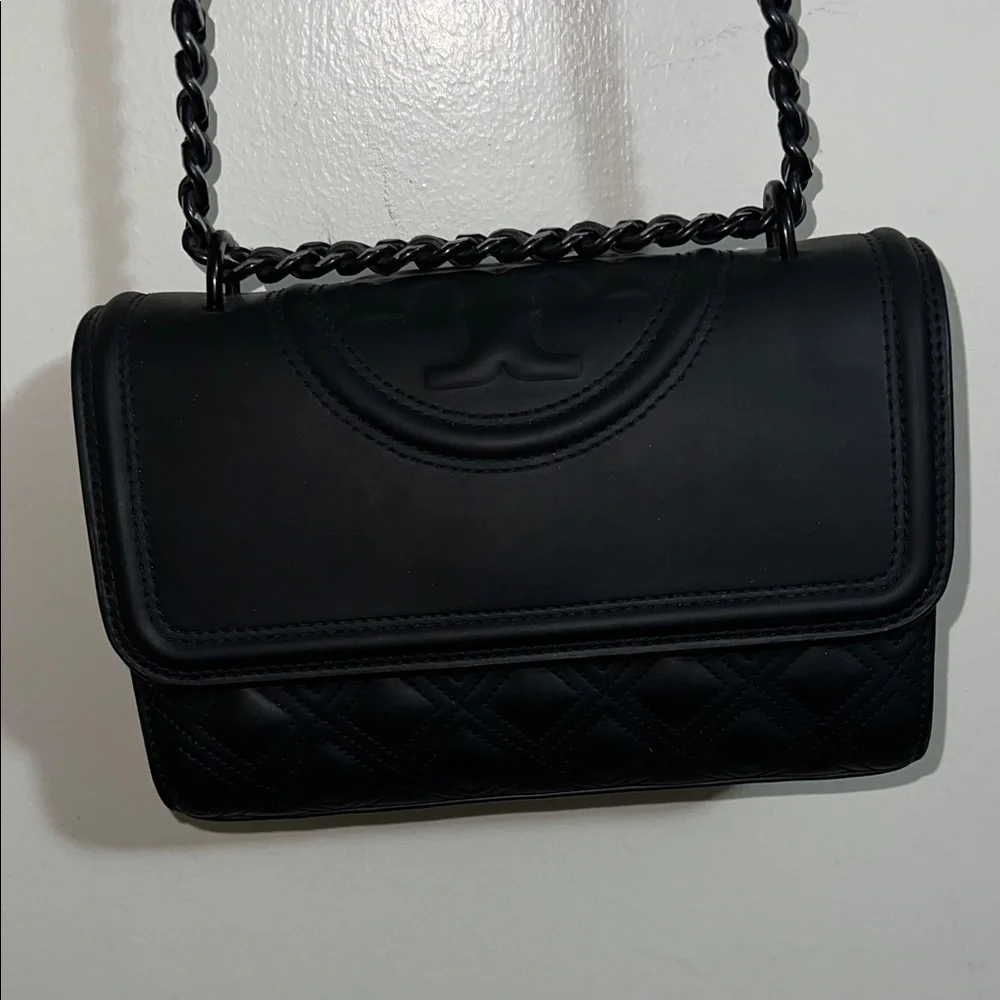 Elegant Black Quilted Shoulder Bag - Picture 2 of 8